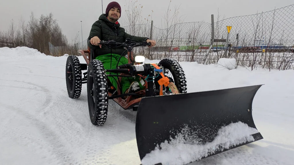 Exoqaud som brøyter snø